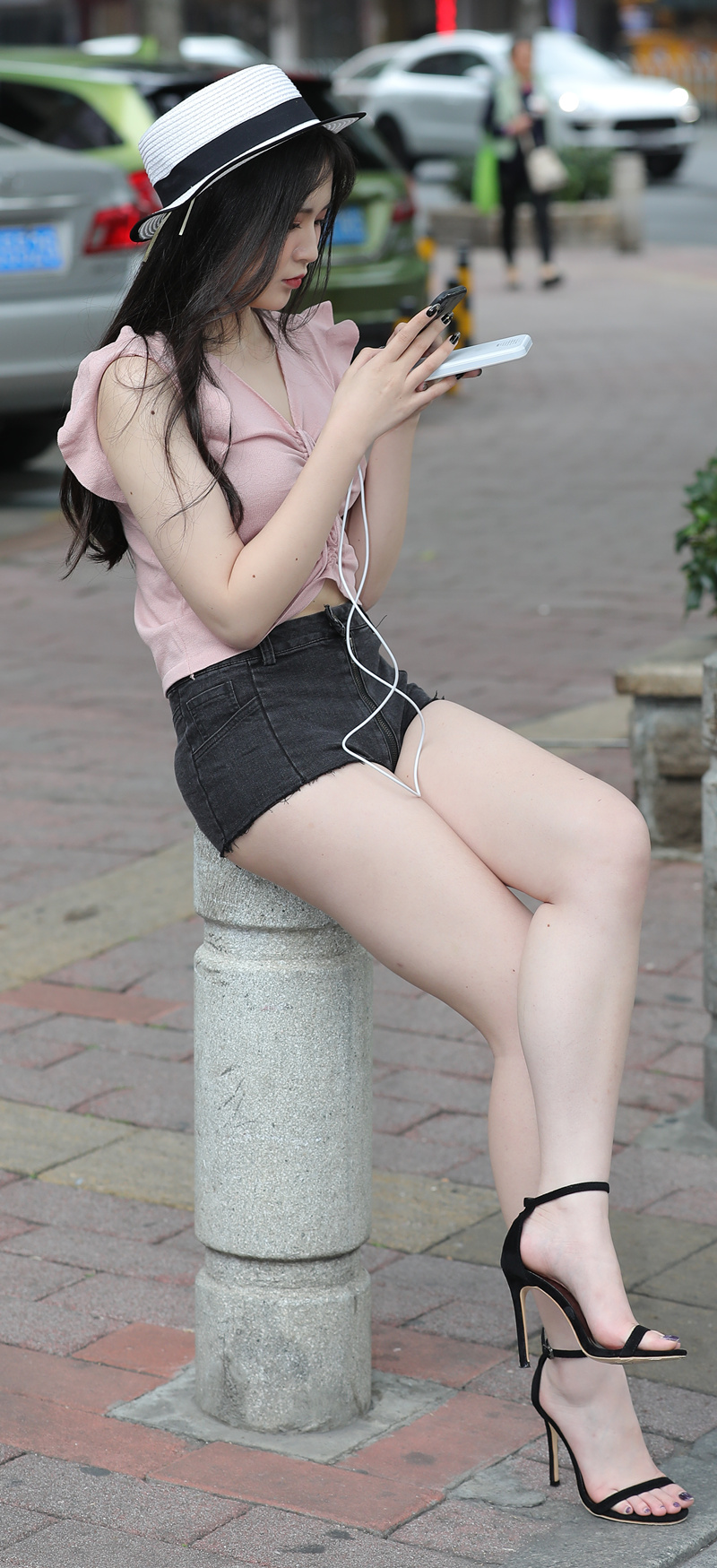 黑色牛仔热裤-图满多