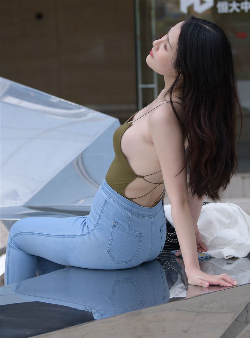 图片[2]-牛仔裤露背装-图满多