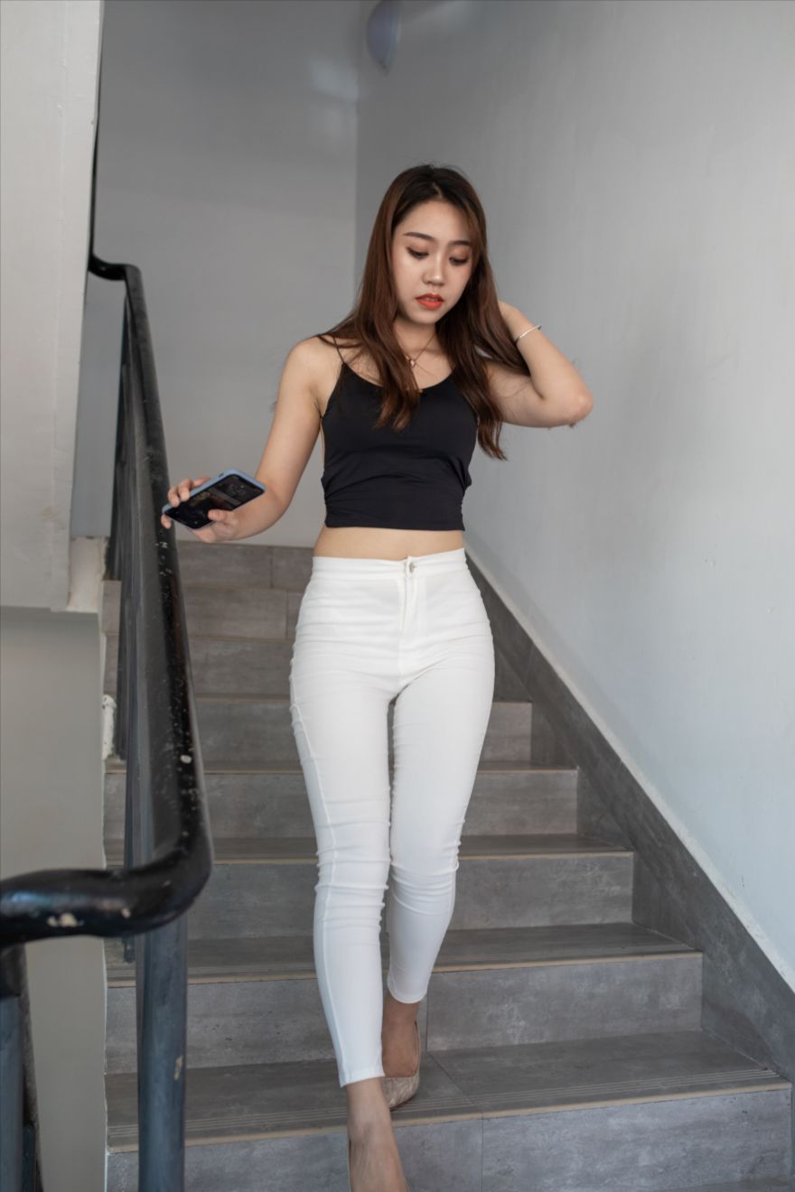 图片[6]-紧身白裤露背装(套图+视频)-图满多