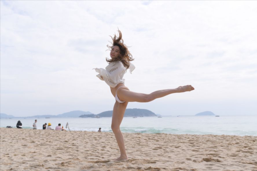 图片[4]-海边的白色比基尼长腿女孩 泳装(套图+视频)-图满多