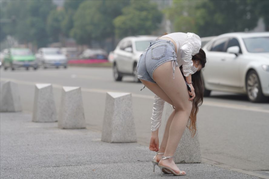 图片[5]-大长腿美女，牛仔热裤(套图+视频)-图满多