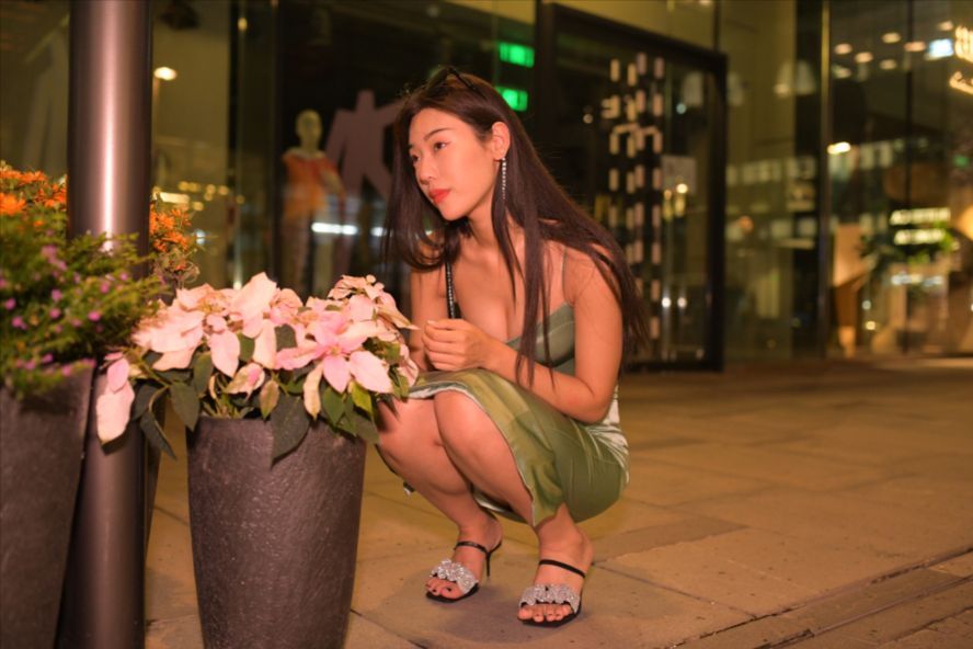 图片[3]-绿色长裙(套图+视频)一始街拍作品 – 夜拍绿色长裙美女-图满多