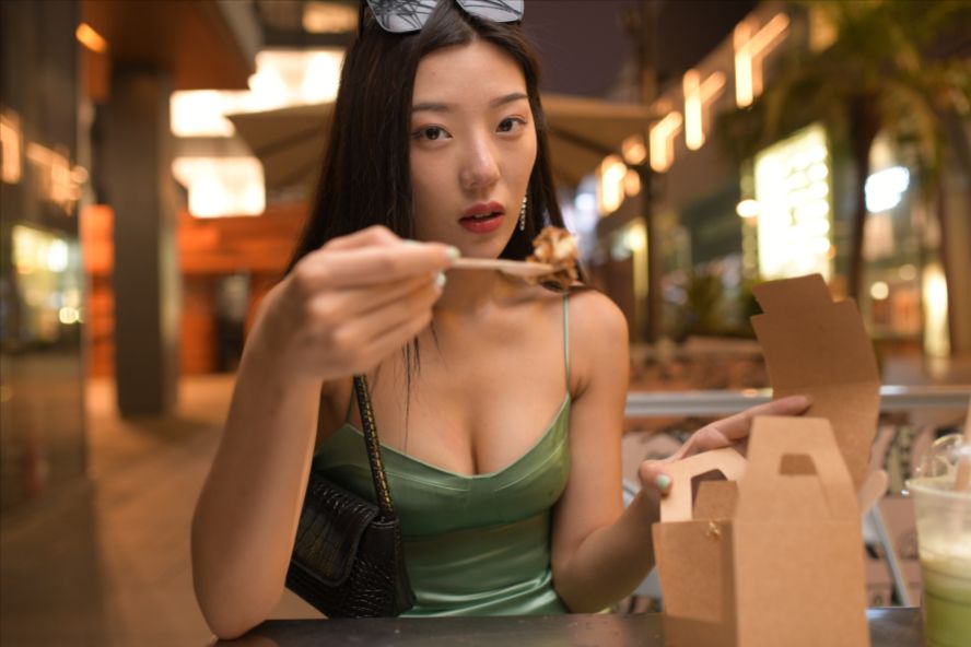 绿色长裙(套图+视频)一始街拍作品 – 夜拍绿色长裙美女-图满多