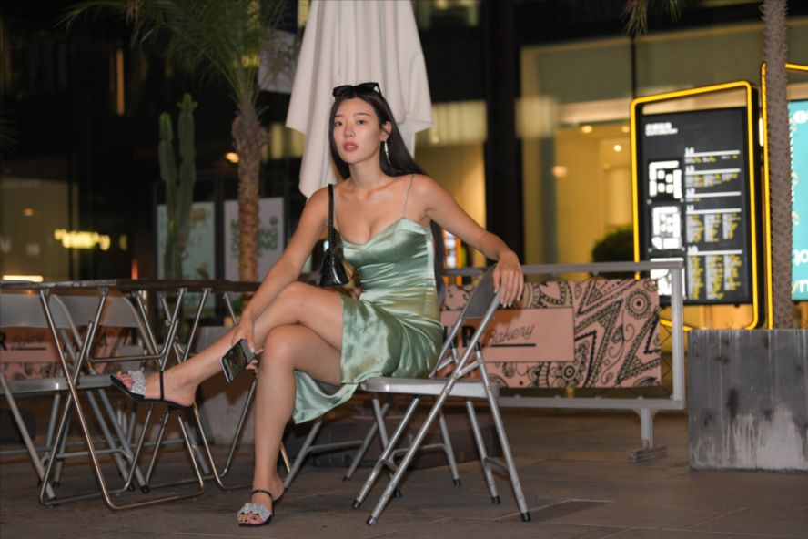 图片[8]-绿色长裙(套图+视频)一始街拍作品 – 夜拍绿色长裙美女-图满多