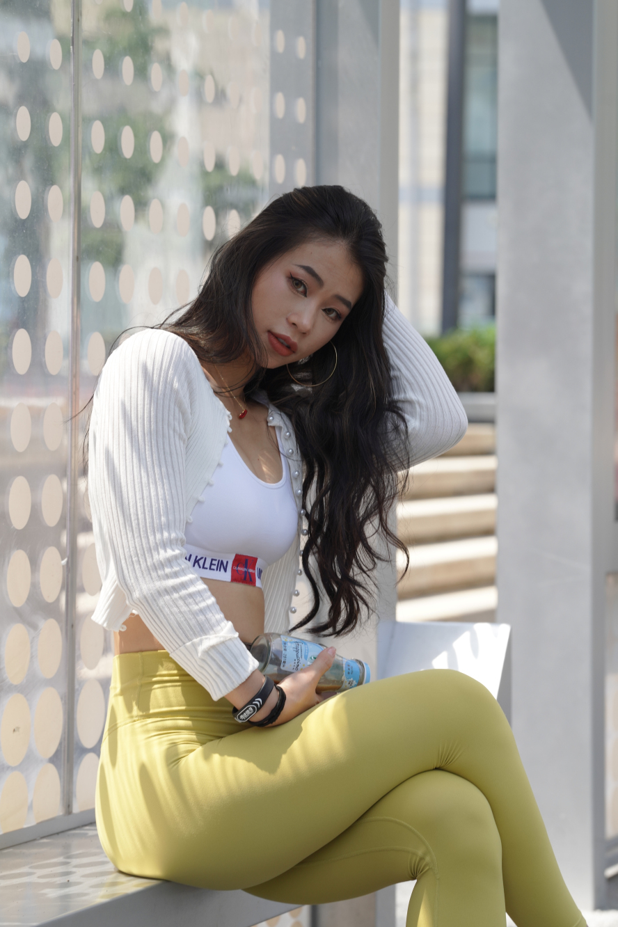 图片[5]-紧致暗黄色瑜伽裤 身材紧致动人(套图+视频)-图满多