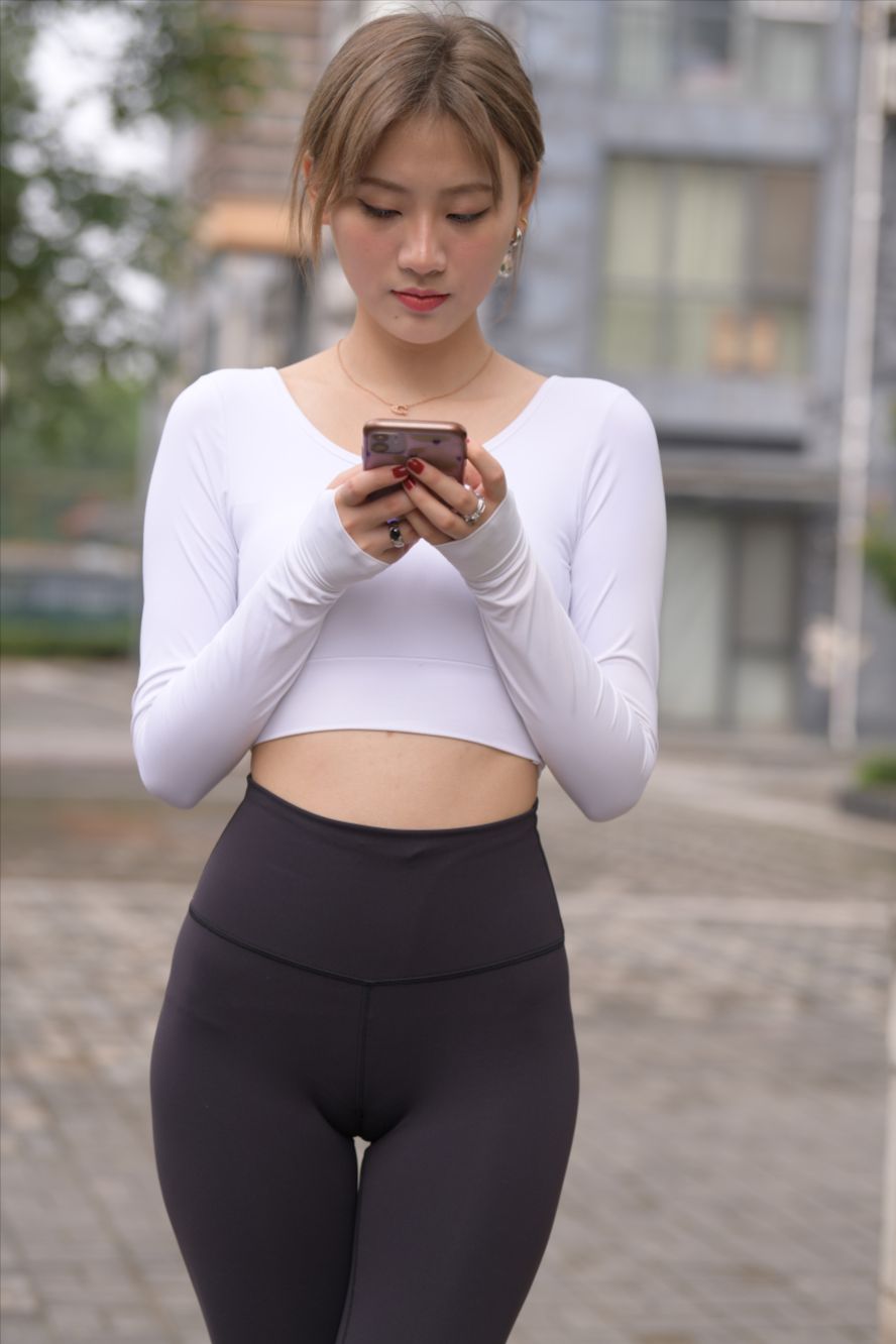 打篮球的黑色瑜伽裤美女(套图+视频)-图满多