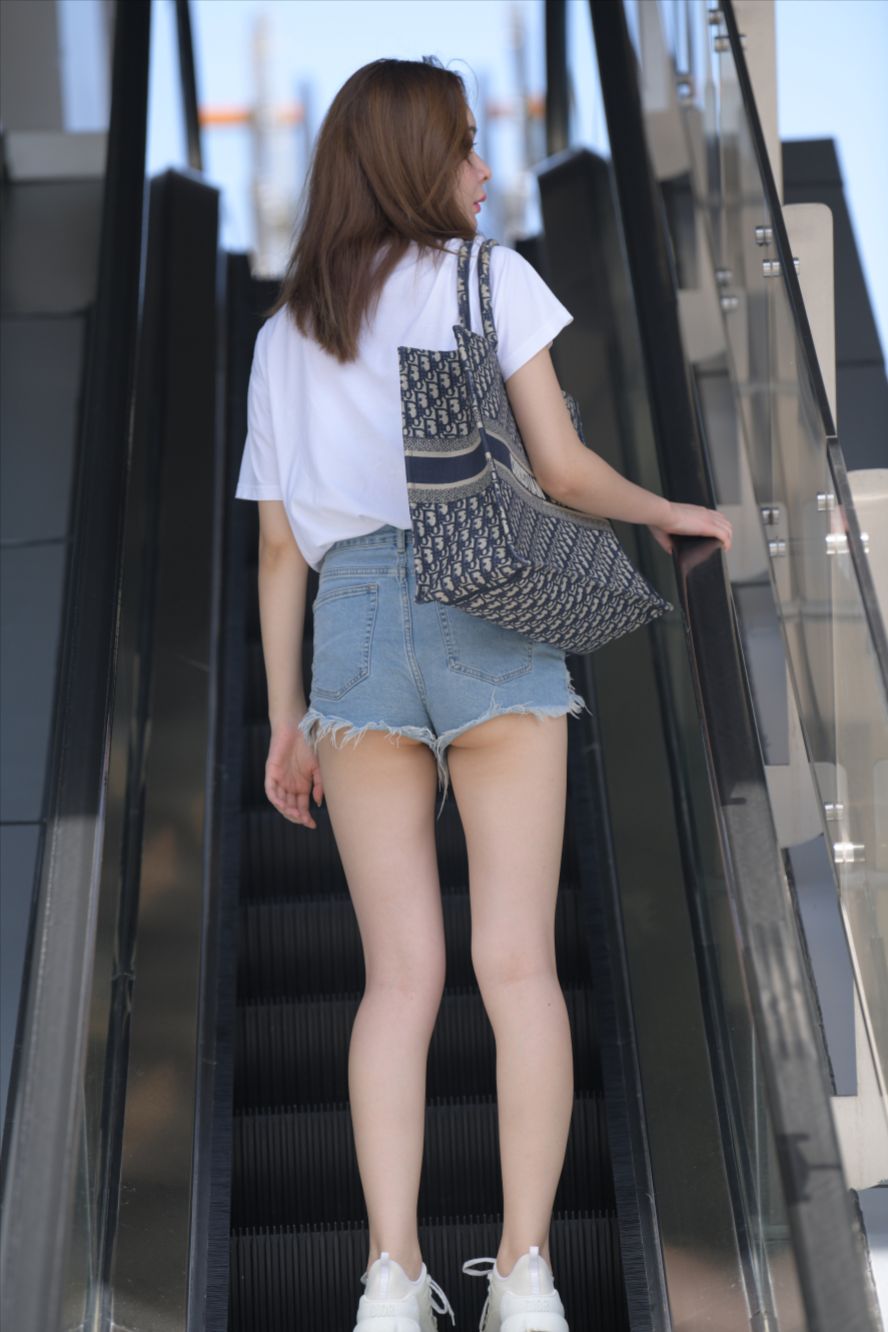 搭讪牛仔热裤美女-图满多