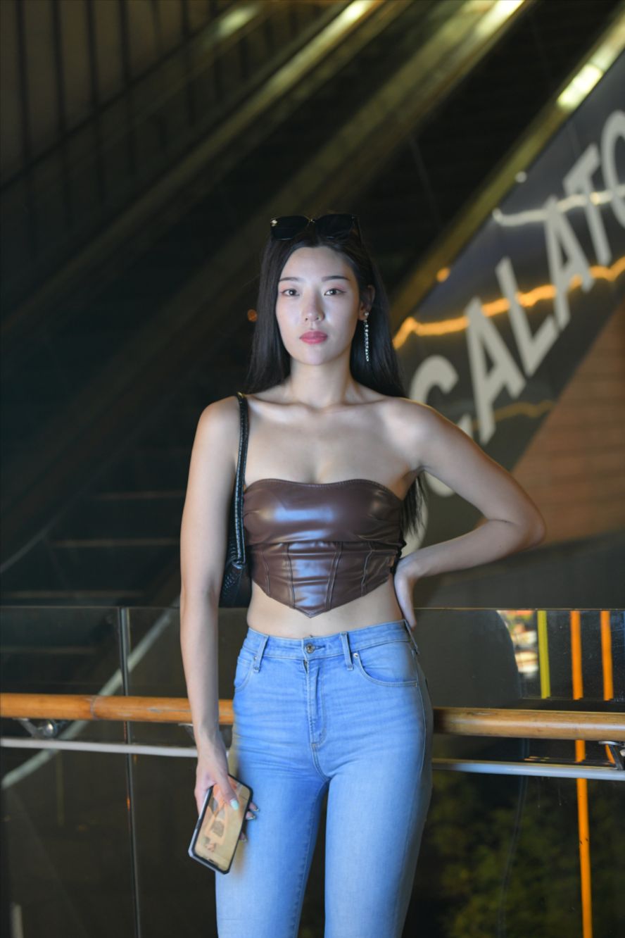 图片[5]-夜拍蓝色牛仔裤美女(套图+视频)-图满多