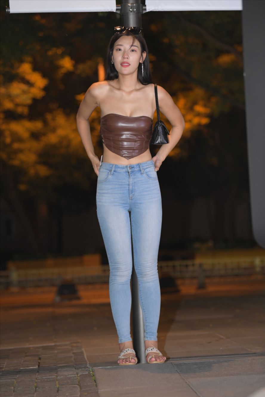 图片[6]-夜拍蓝色牛仔裤美女(套图+视频)-图满多