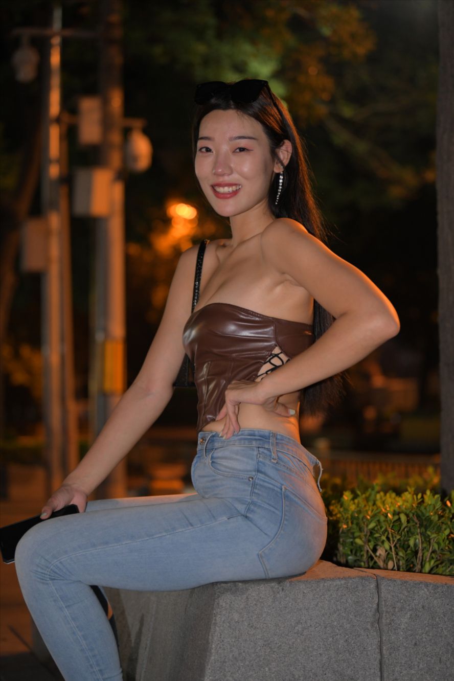 图片[9]-夜拍蓝色牛仔裤美女(套图+视频)-图满多