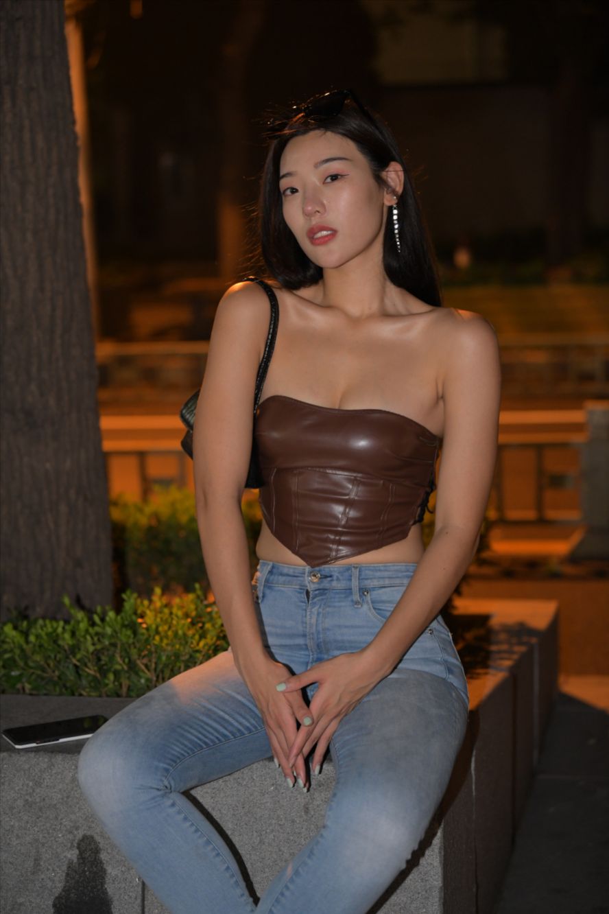 图片[10]-夜拍蓝色牛仔裤美女(套图+视频)-图满多