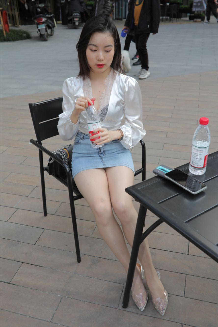 牛仔短裙肉丝美眉(套图+视频)-图满多