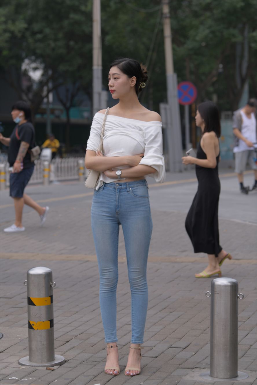 高挑的紧牛美女-图满多