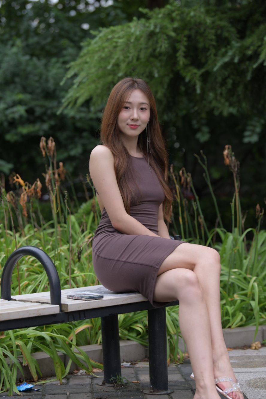 褐色包臀裙美女-图满多