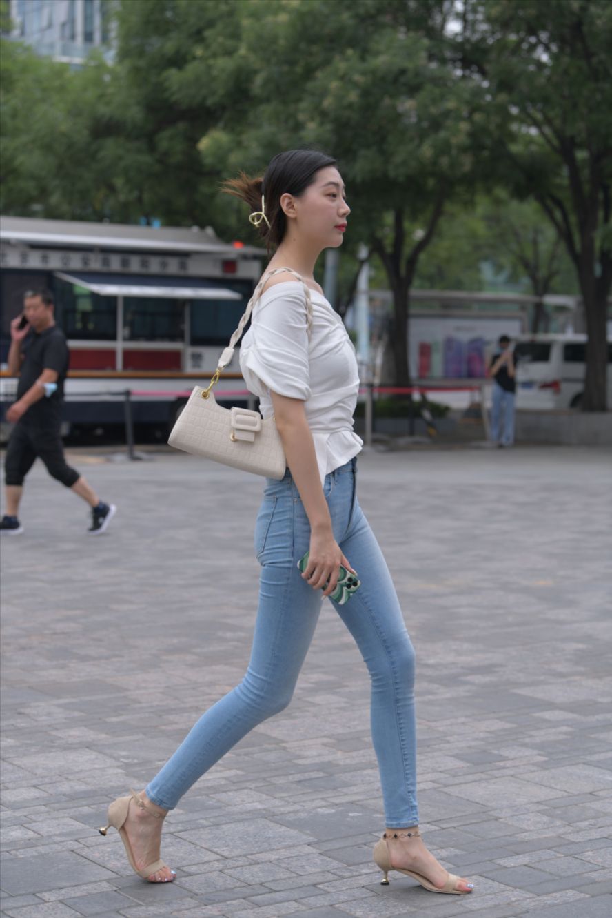 图片[2]-高挑的紧牛美女-图满多