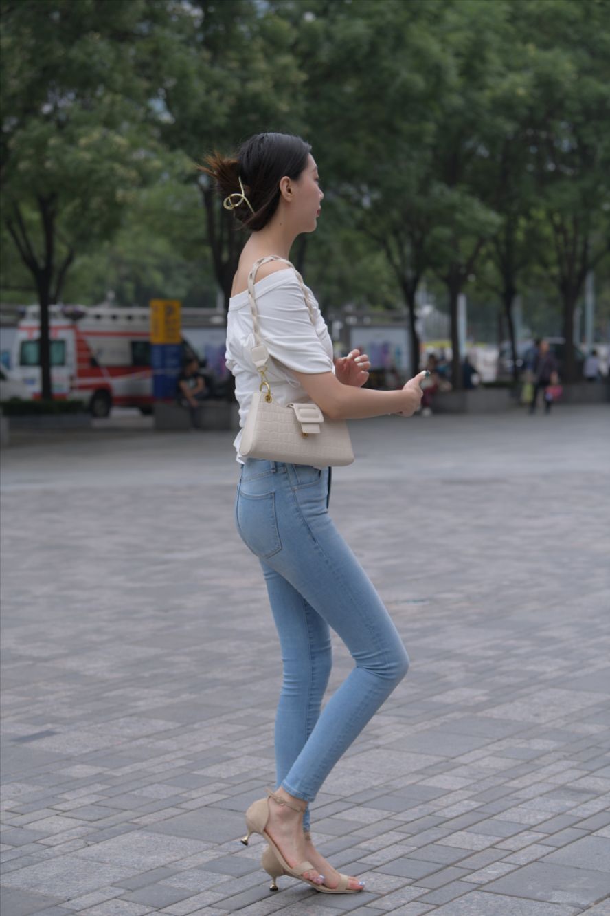 图片[3]-高挑的紧牛美女-图满多