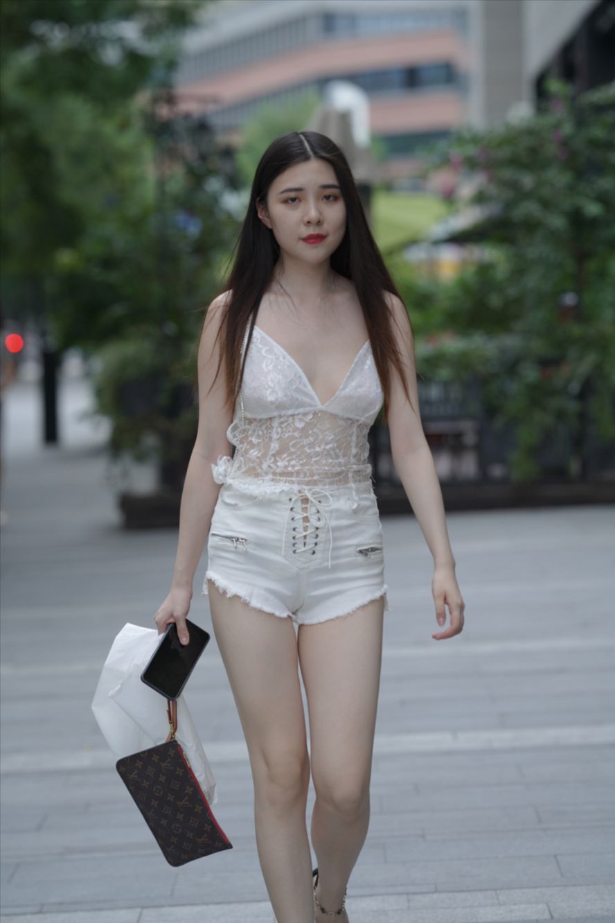 图片[3]-白白净净的热裤女孩-图满多