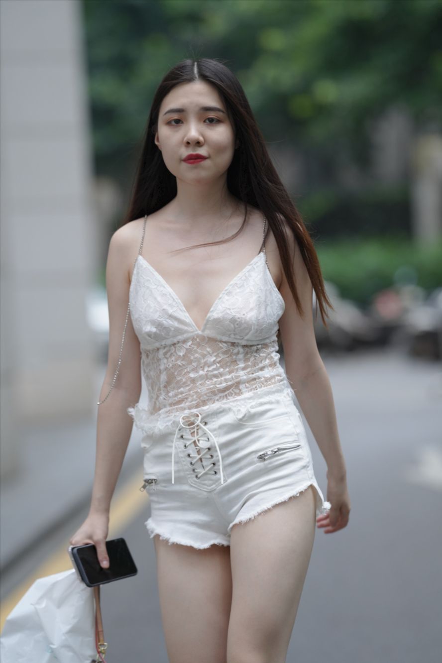 图片[4]-白白净净的热裤女孩-图满多