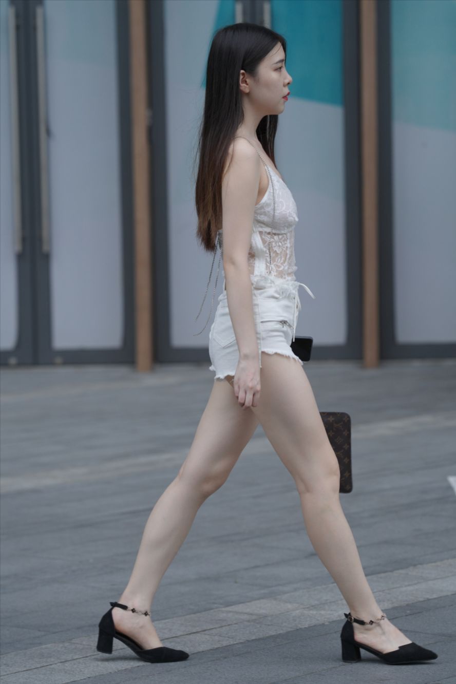 图片[8]-白白净净的热裤女孩-图满多