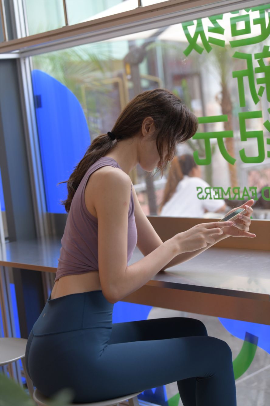 图片[2]-蓝色瑜伽裤运动系高挑美女(套图+视频)-图满多