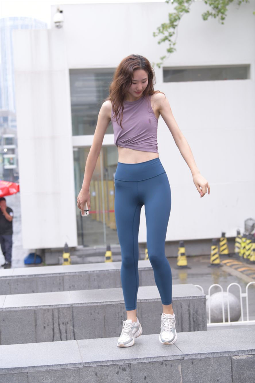 蓝色瑜伽裤运动系高挑美女(套图+视频)-图满多