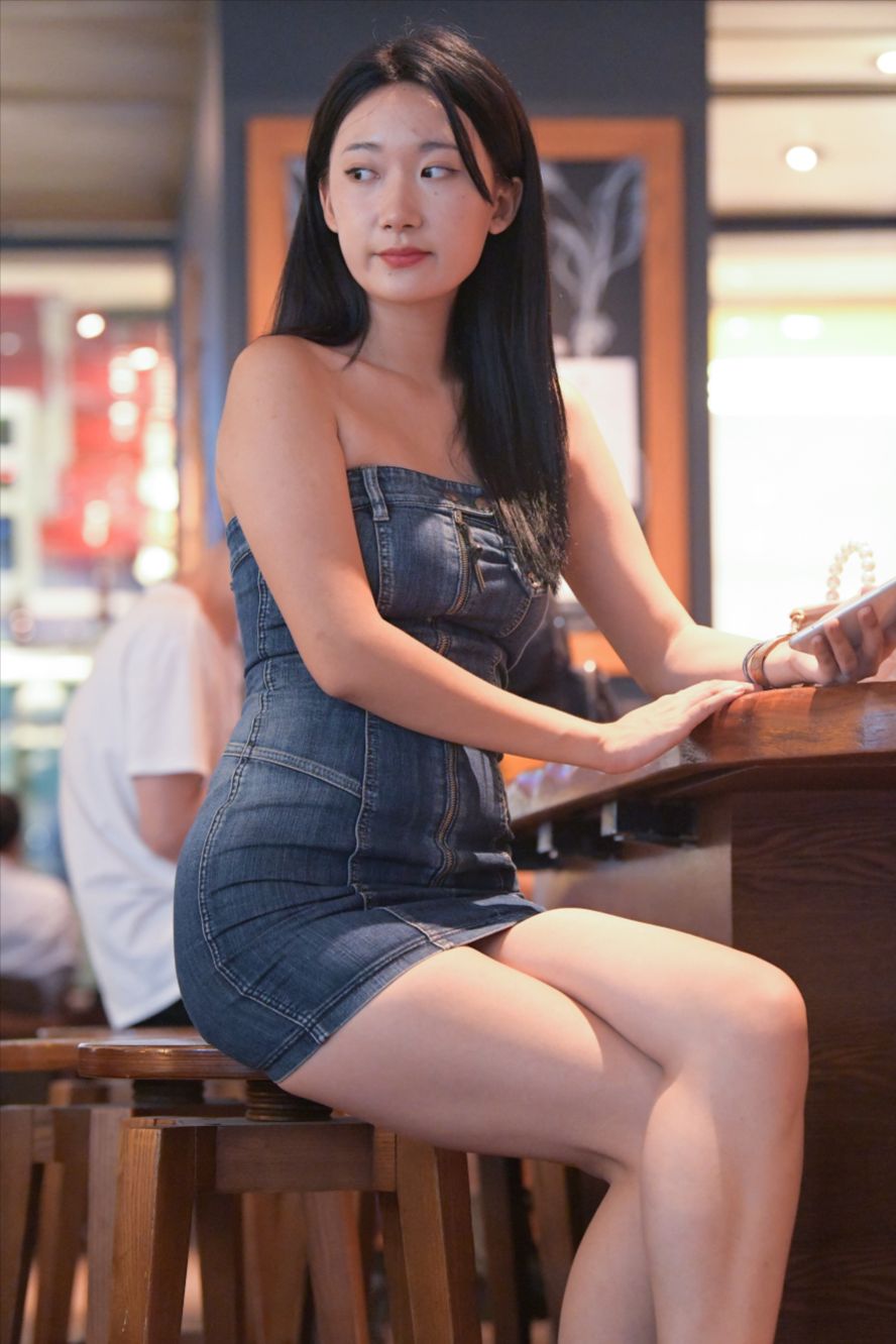 牛仔裙美女(套图+视频)-图满多