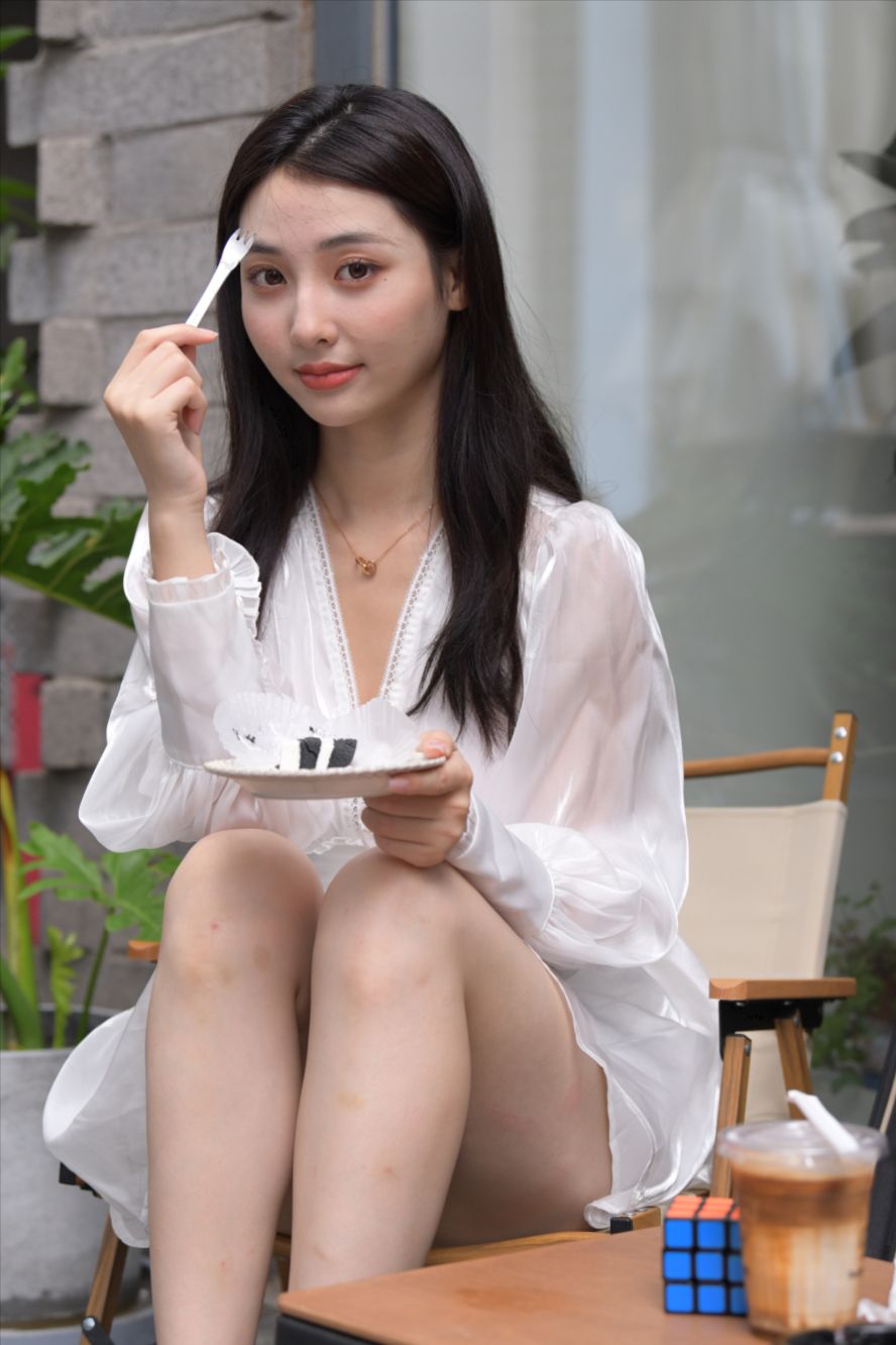 白裙美女-图满多