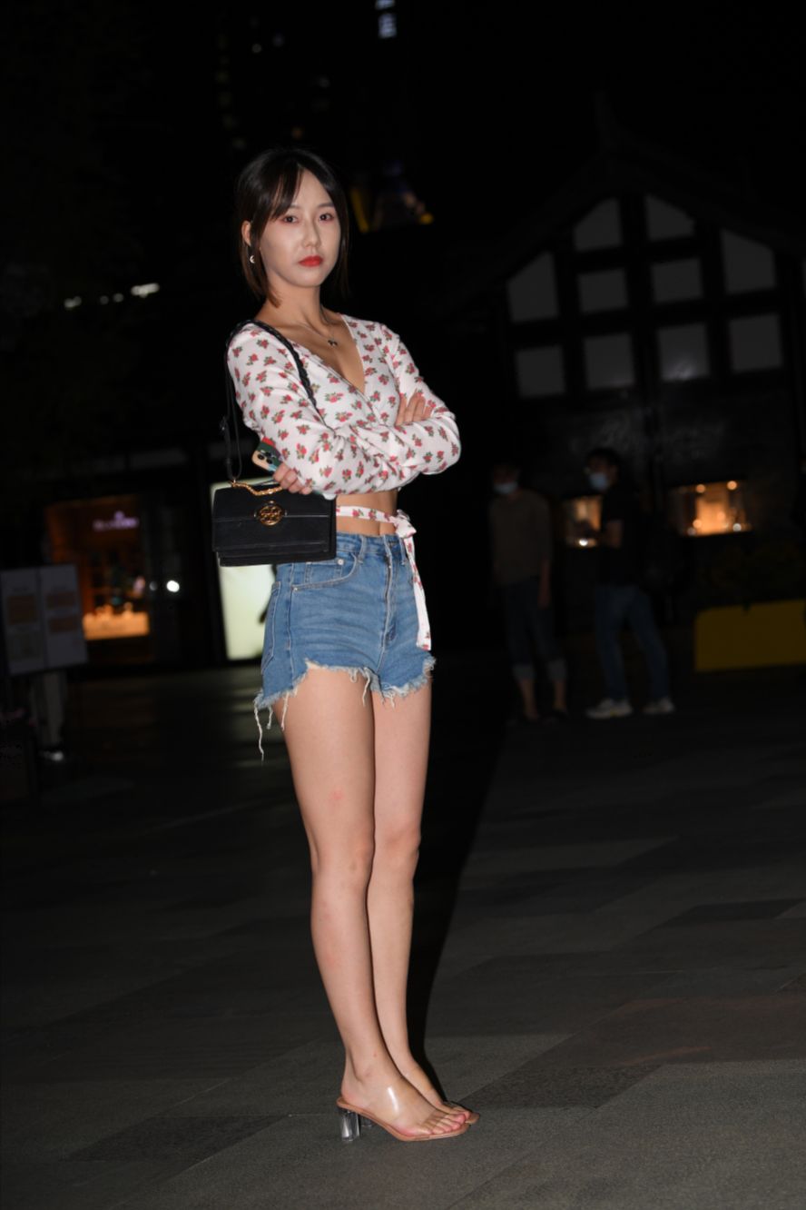 热裤小姐姐-图满多