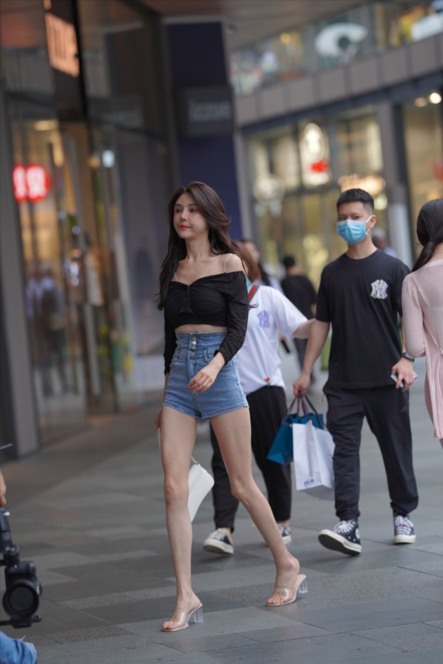 图片[3]-蓝色牛仔女子-图满多