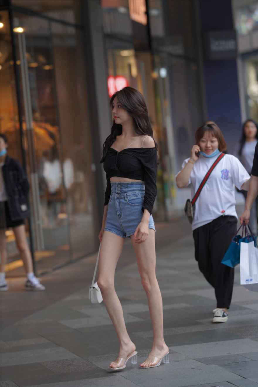 蓝色牛仔女子-图满多