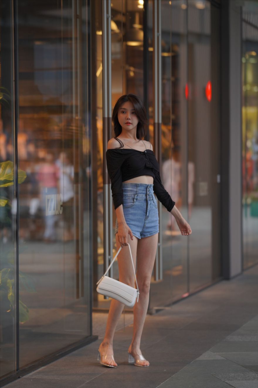 图片[5]-蓝色牛仔女子-图满多