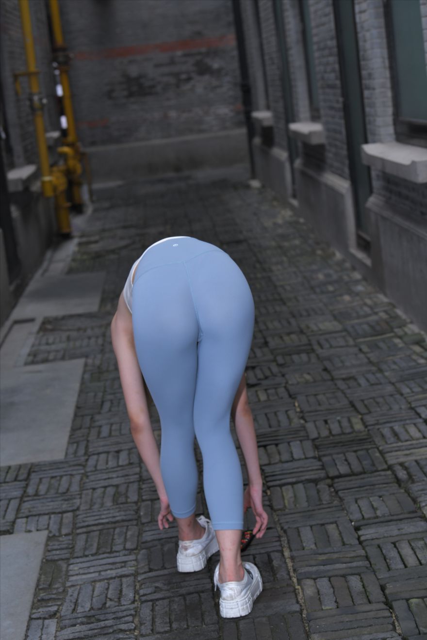 蓝色瑜伽裤美女-图满多