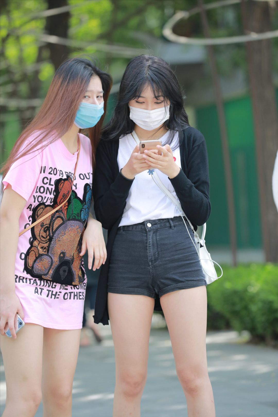 黑色牛仔热裤闺蜜-图满多