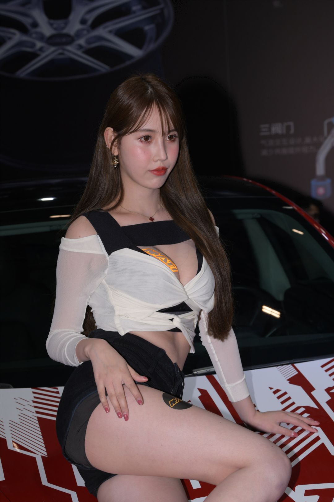 图片[6]-性感丰满大长腿女模-图满多