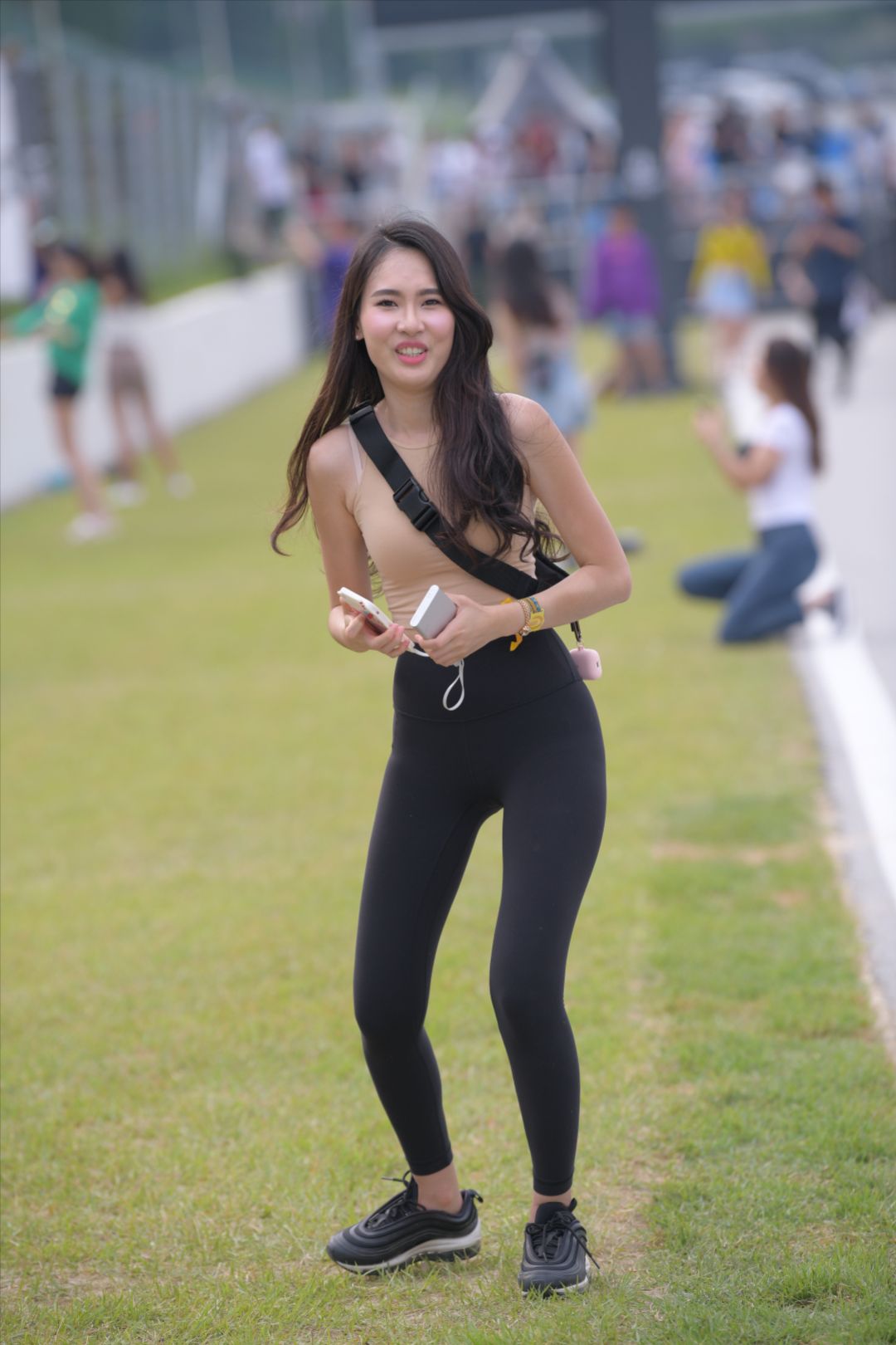 黑色瑜伽裤美女身材丰满-图满多