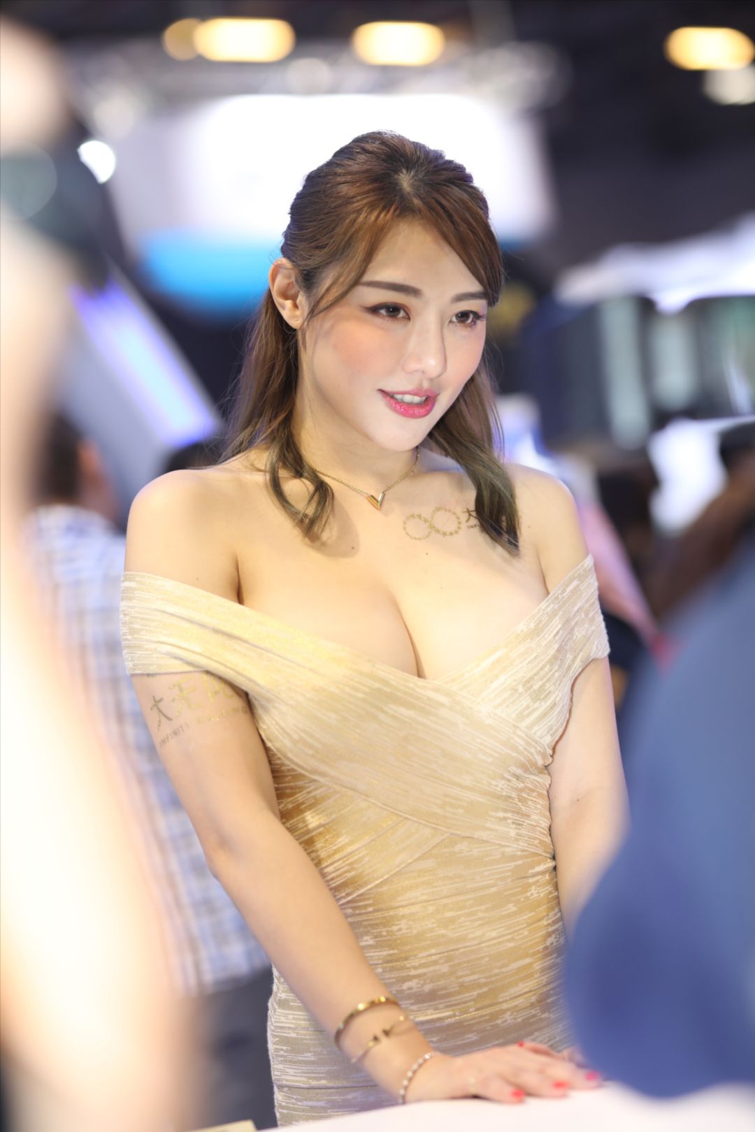 丰腴的展会模特(套图+视频)-图满多