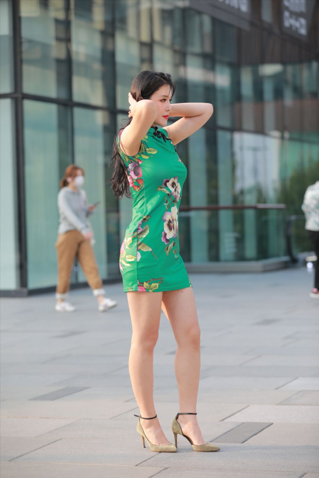 图片[5]-绿色旗袍少妇热舞(套图+视频)-图满多