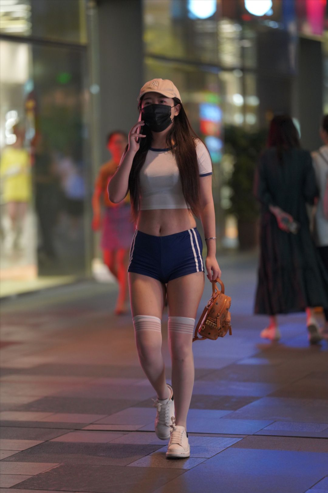 图片[4]-蓝色紧身热裤美眉-图满多