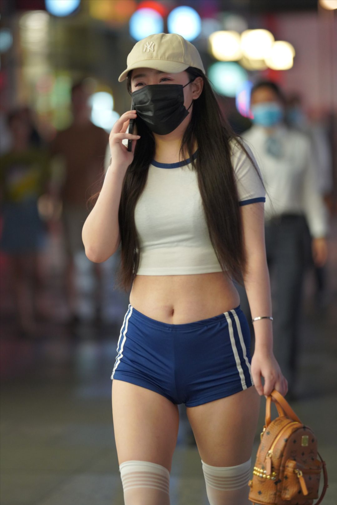 蓝色紧身热裤美眉-图满多