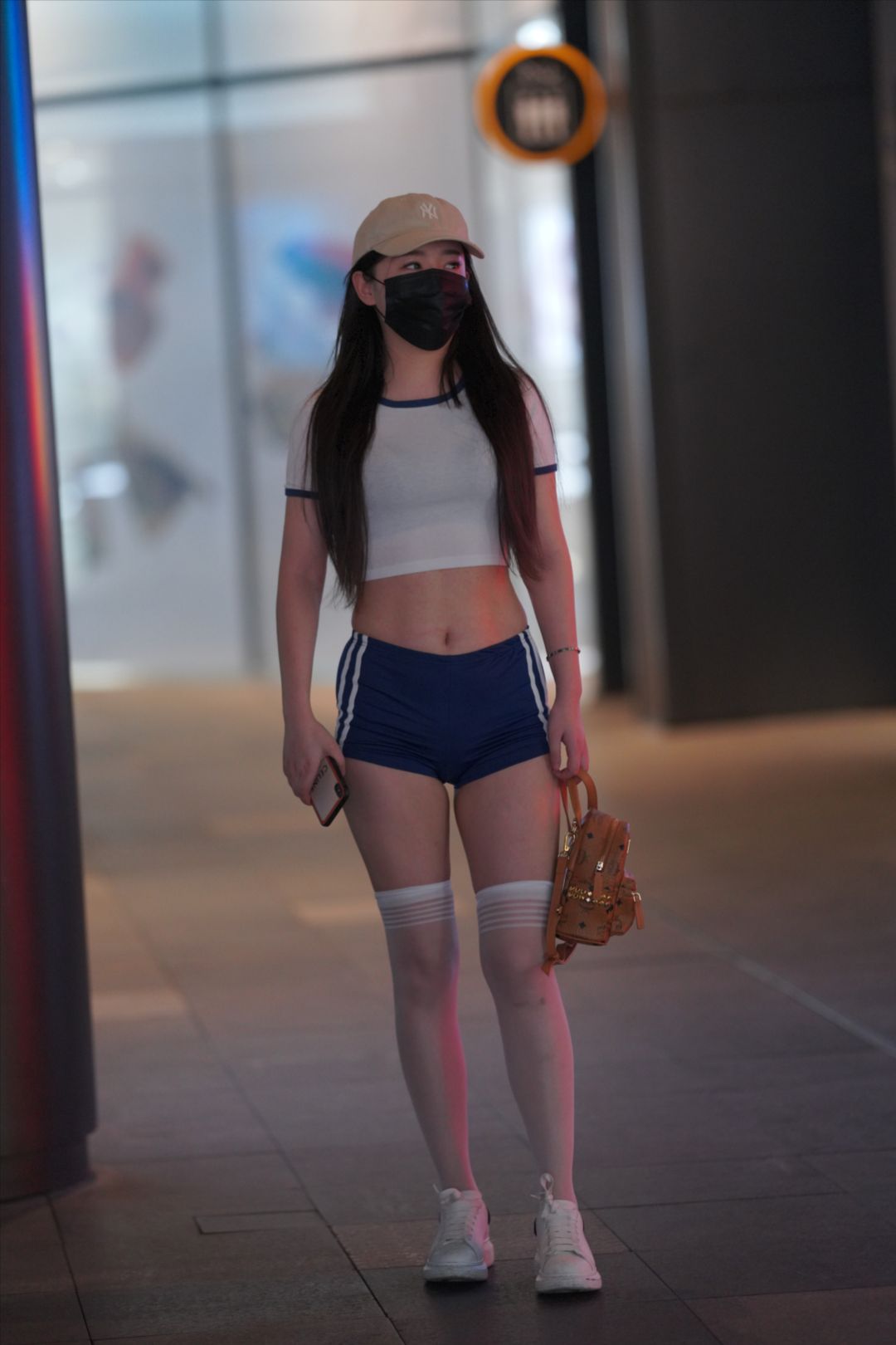 图片[3]-蓝色紧身热裤美眉-图满多