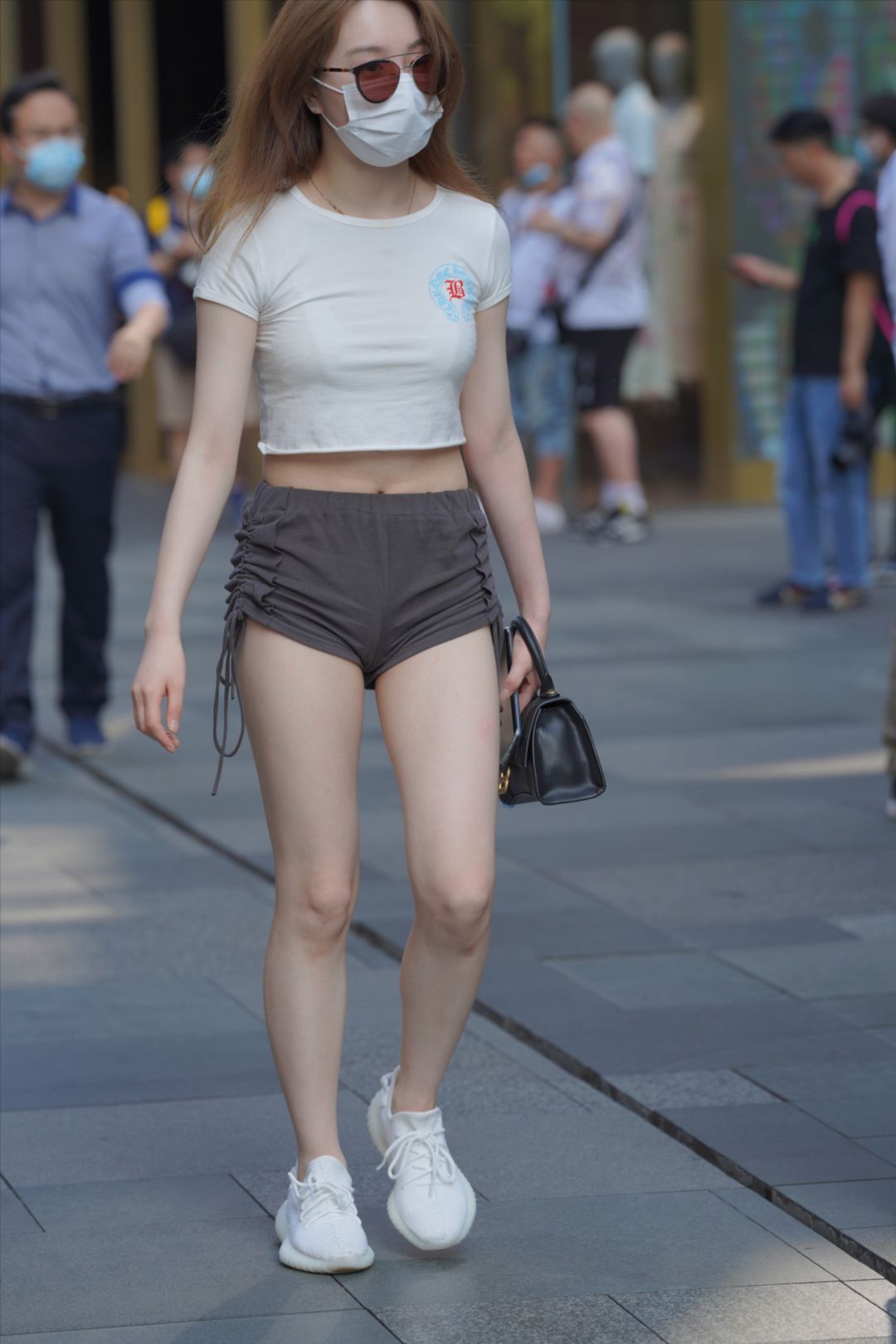 白白净净的热裤女孩-图满多