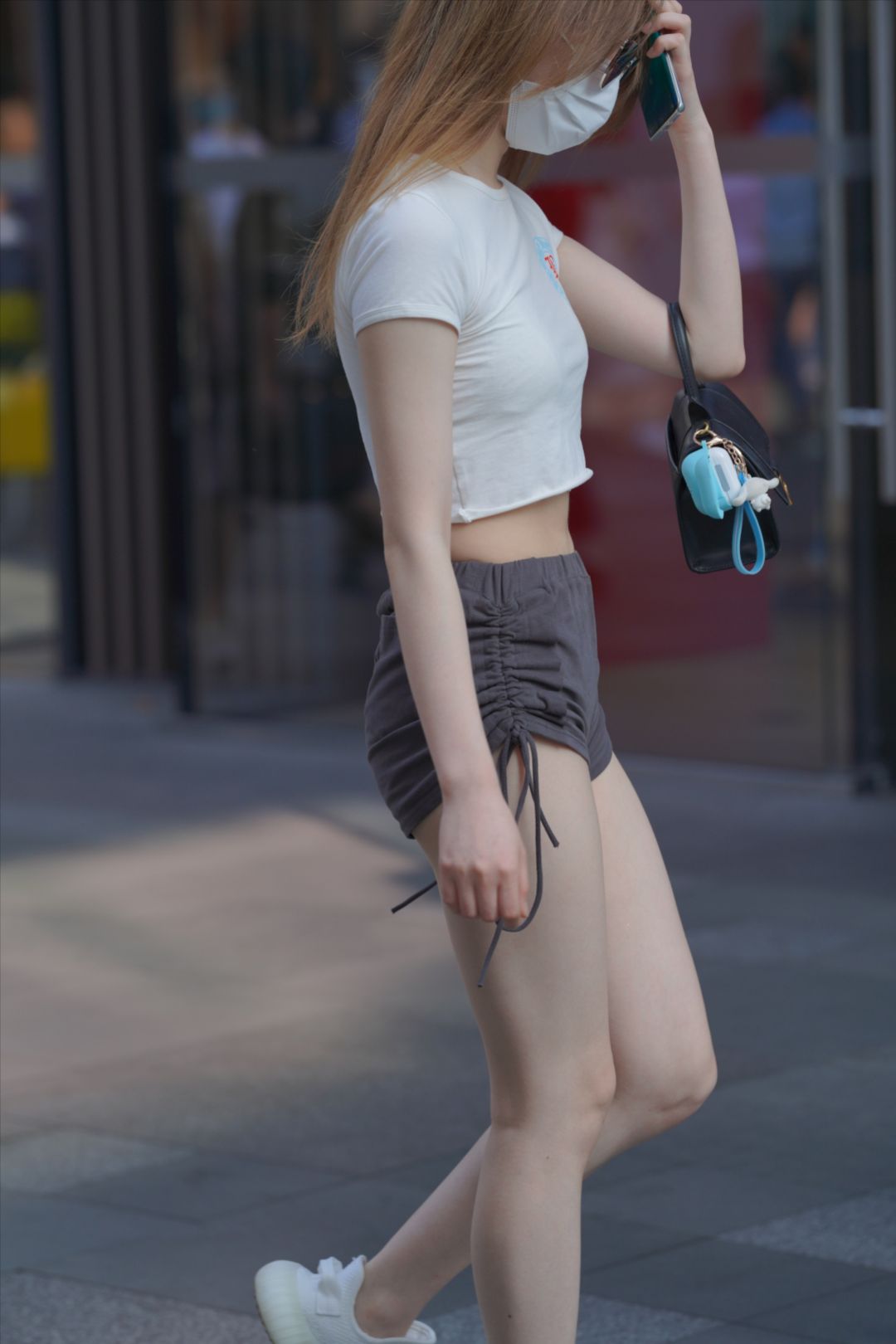 图片[2]-白白净净的热裤女孩-图满多