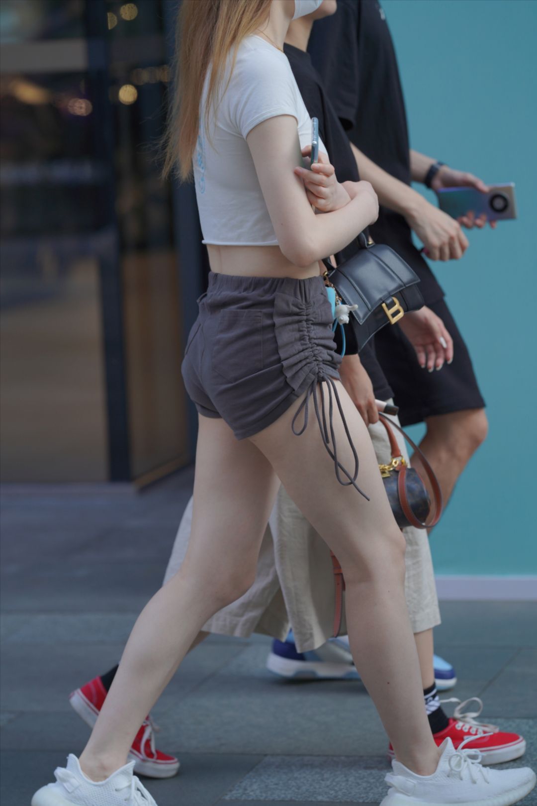 图片[3]-白白净净的热裤女孩-图满多