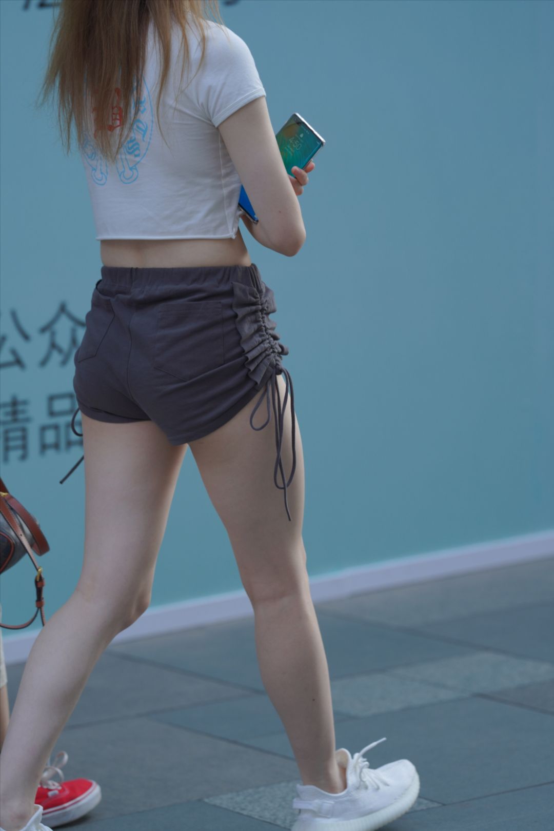 图片[4]-白白净净的热裤女孩-图满多