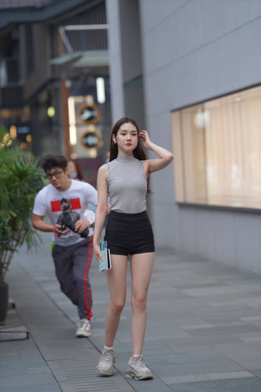 图片[3]-热裤美眉活泼可爱-图满多