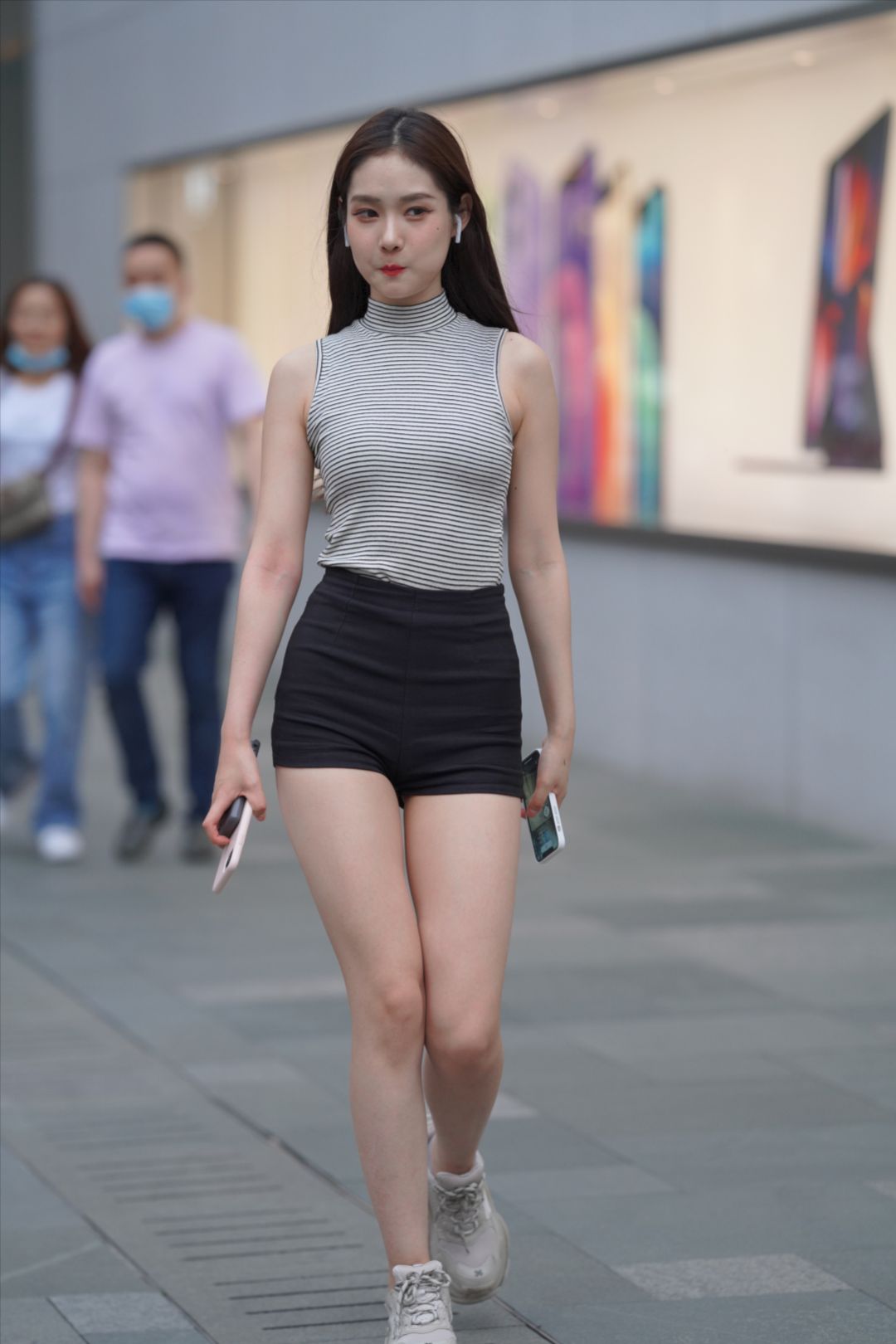 热裤美眉活泼可爱-图满多