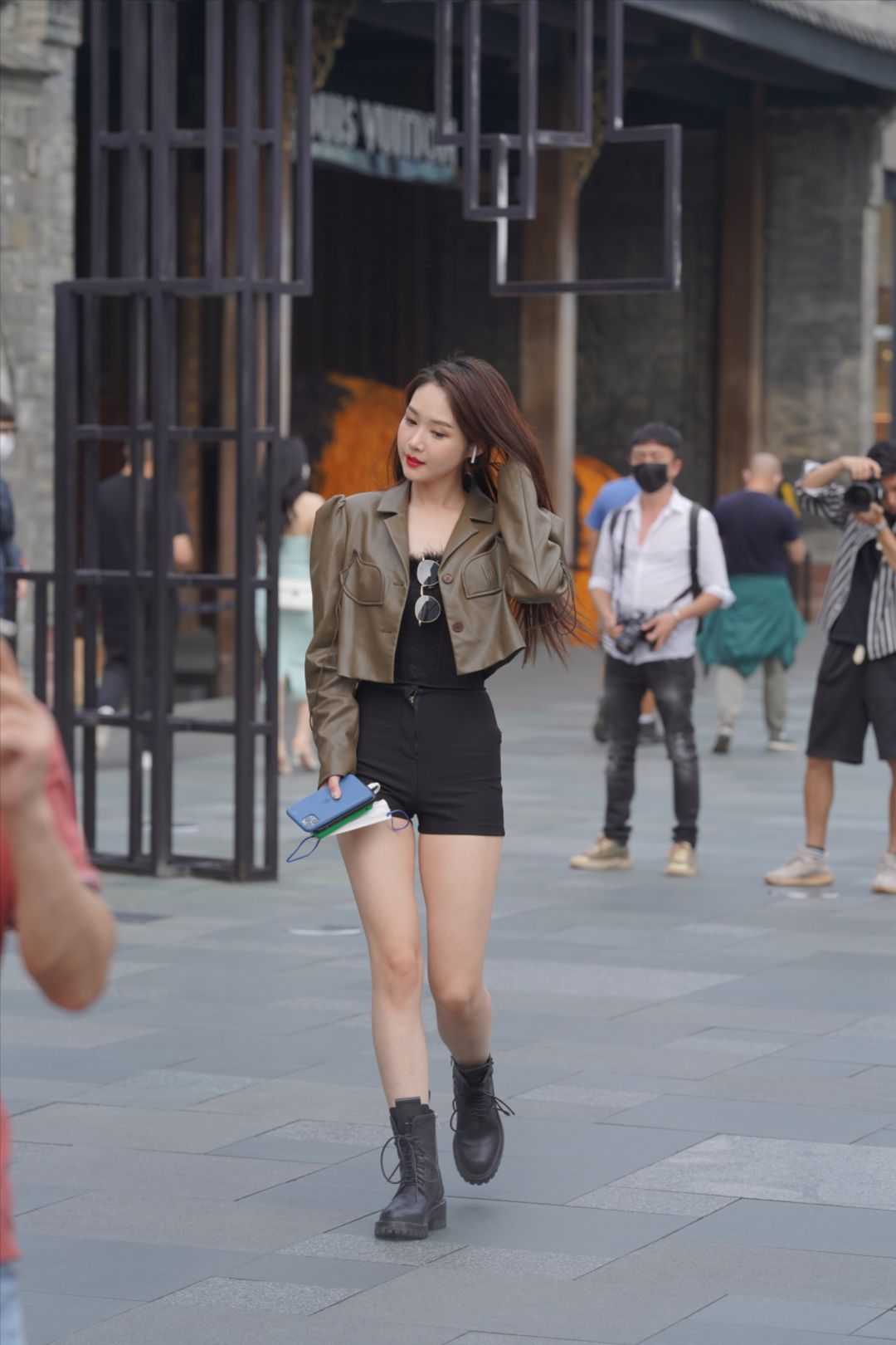 热裤露肩装-图满多