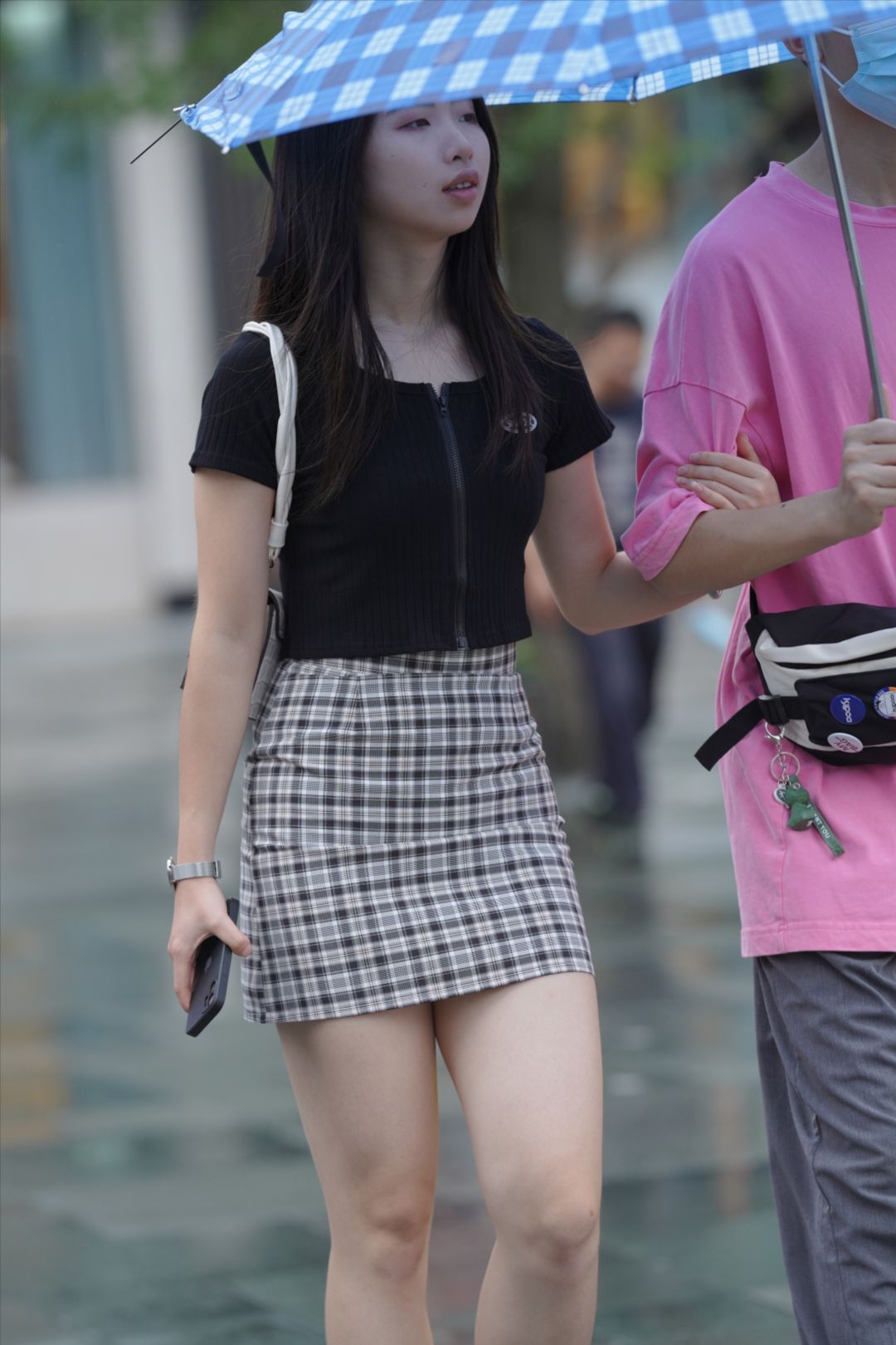 短裙大白腿妹子-图满多