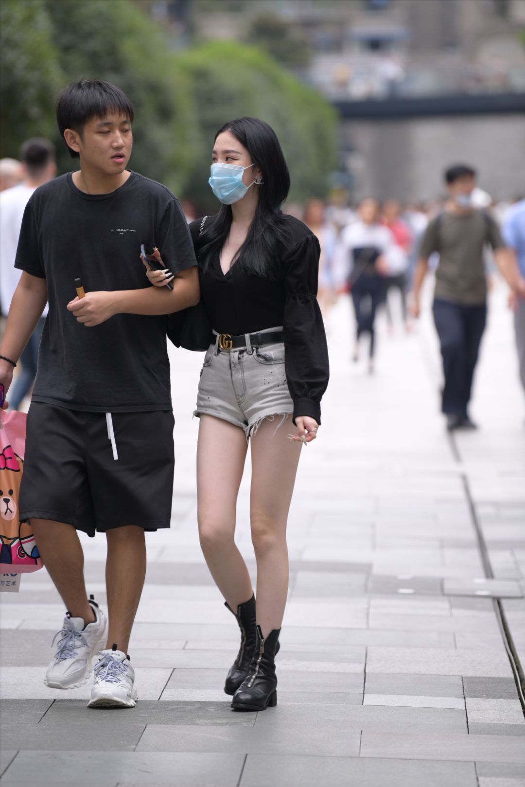 白皙美腿牛仔热裤美女-图满多