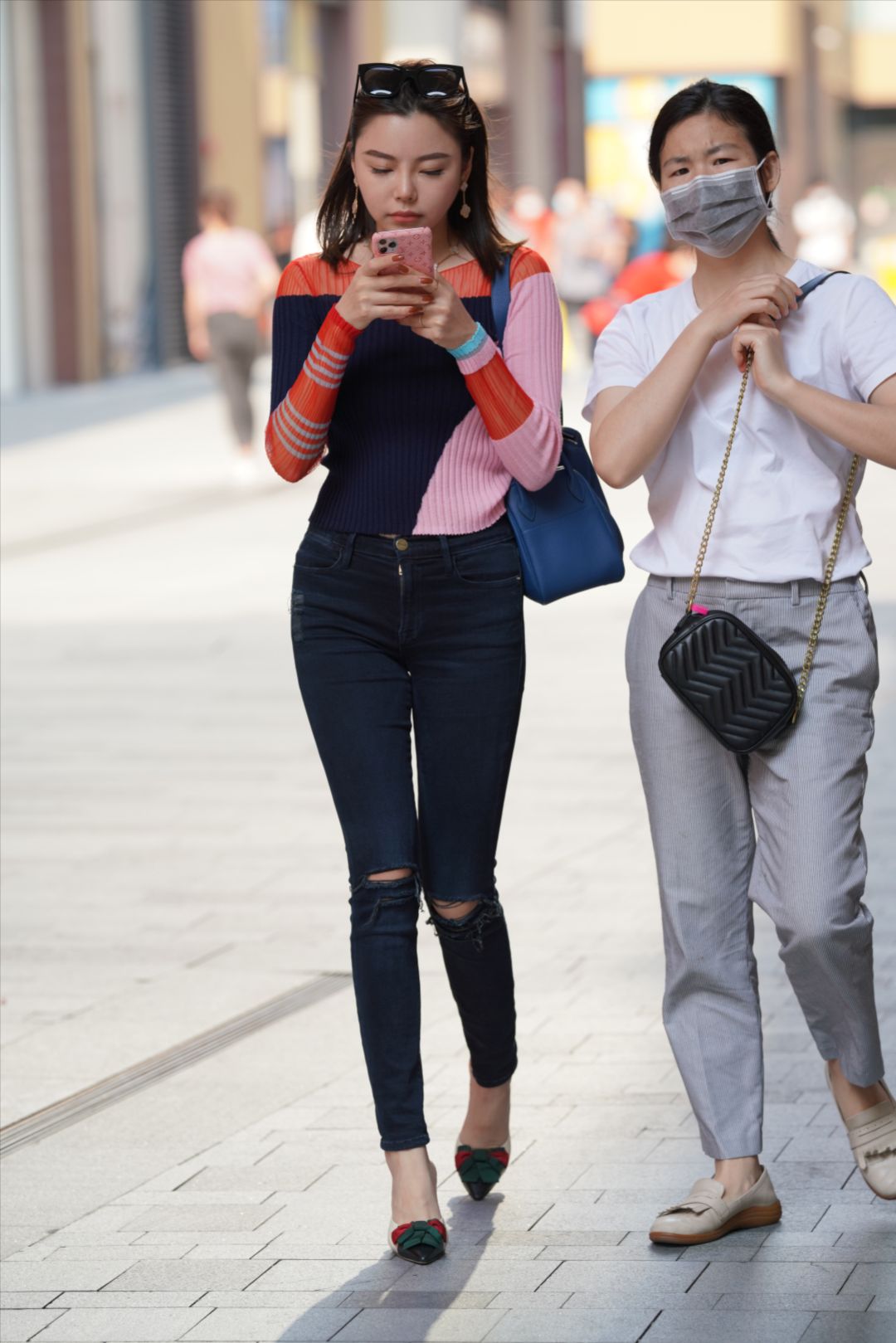 图片[2]-黑色牛仔裤高跟美女-图满多